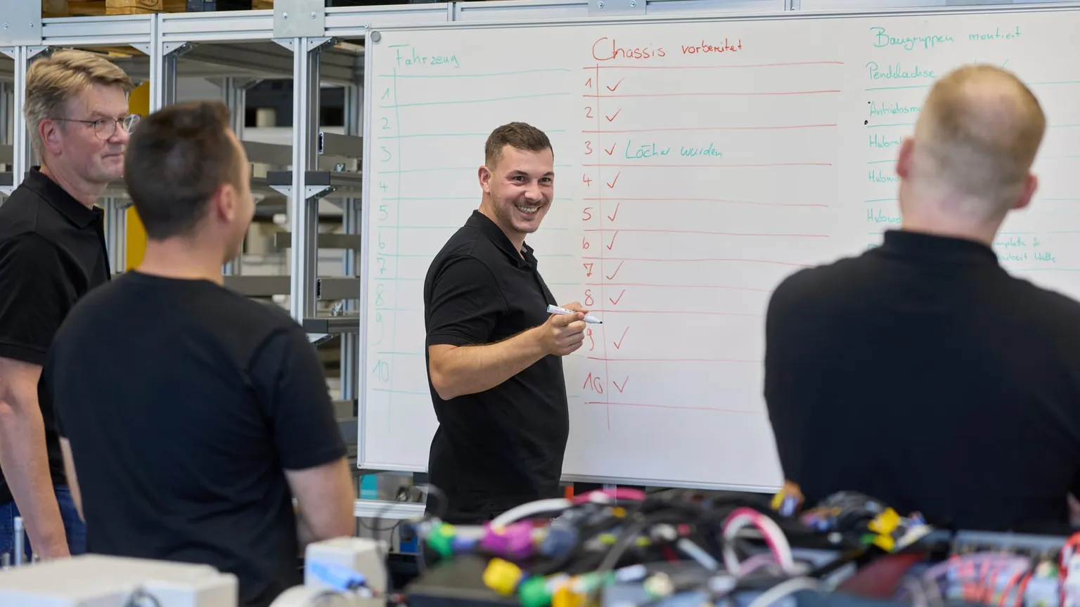 Abstimmung des Produktionsstands am Planungsboard, Chassis und Baugruppen sind je Fahrzeug dokumentiert